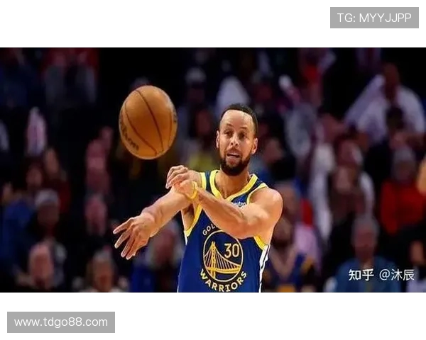 库里看足球赛遭球迷嘘声回应 引发舆论关注与讨论