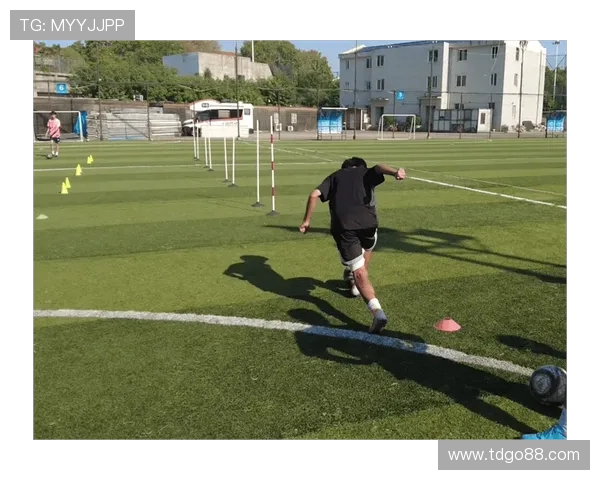 提升足球技艺的关键：专注上半身力量训练打造完美体能与技术融合